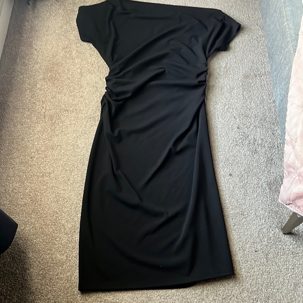 GIBSON & LATIMER BLACK ASYMMETRIC ONE SHOULDER SHORT SLEEVE RUCHED MIDI DRESS